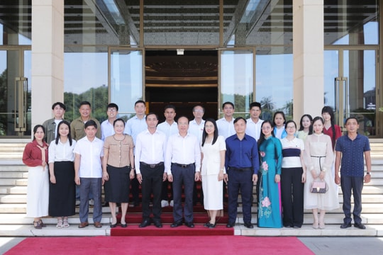 Chủ nhiệm Ủy ban Pháp luật và Tư pháp Phan Chí Hiếu tiếp Đoàn đại biểu Tỉnh đoàn Cà Mau