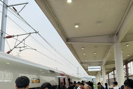 Indonesia reduces train, plane ticket prices to stimulate summer tourism
