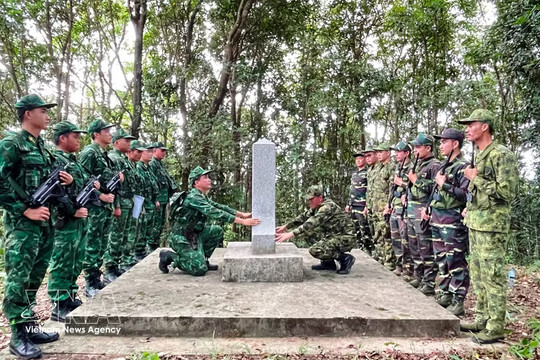 Vietnam, Laos conduct joint border patrol