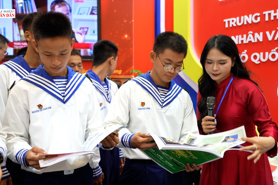 Nhà báo thời AI: Giữ trái tim nóng trước thuật toán lạnh