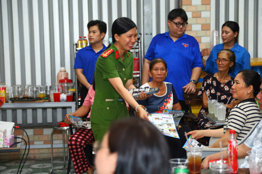 Tây Ninh: Công an xã mời người dân uống cà phê miễn phí để tuyên truyền pháp luật