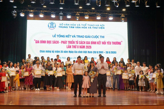 Trao giải Cuộc thi Gia đình đọc sách - Phát triển tủ sách gia đình kết nối yêu thương