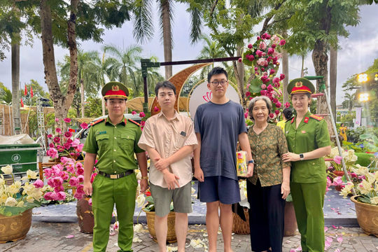 Sen nở giữa lòng Hồ Tây: Nơi bình yên kết tinh từ lòng dân và trách nhiệm người chiến sĩ