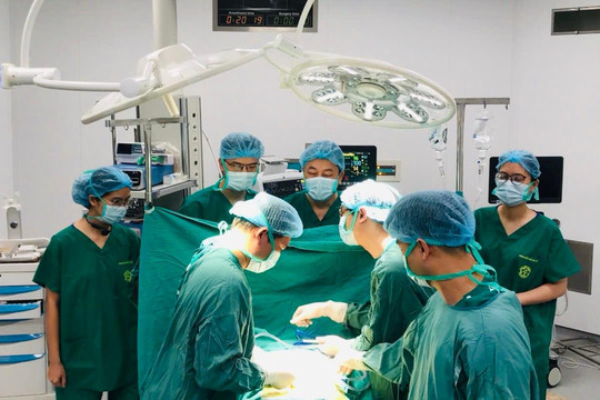 Ca mổ đầu tiên cứu người đàn ông nguy cơ liệt hai chân tại Bệnh viện Bạch Mai cơ sở Ninh Bình