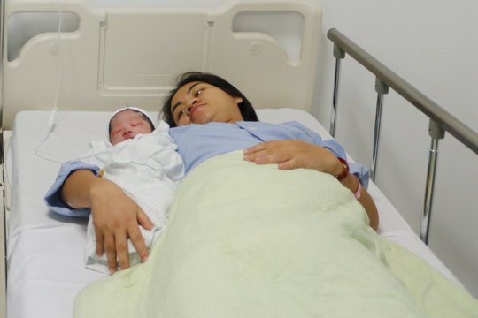 Em bé đầu tiên chào đời tại Bệnh viện Bạch Mai cơ sở Ninh Bình nặng 3,9kg