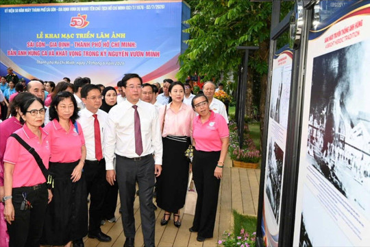 Giới thiệu gần 200 ảnh, tư liệu 50 năm về Thành phố mang tên Bác