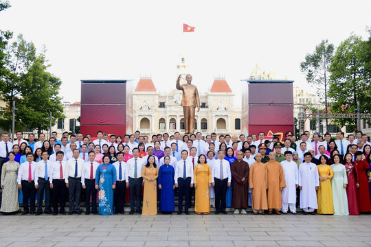 TP. Hồ Chí Minh: Dâng hoa tưởng nhớ Chủ tịch Hồ Chí Minh dịp 50 năm thành phố mang tên Bác