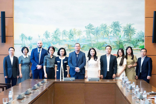 Phó Chủ nhiệm Văn phòng Quốc hội Lê Thu Hà tiếp Trưởng đại diện Tổ chức Hanns Seidel Foundation, CHLB Đức tại Việt Nam