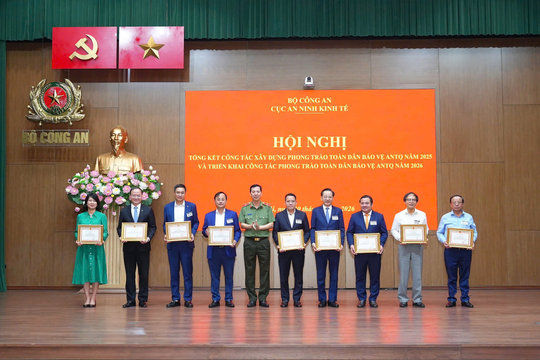 Vinachem được Cục An ninh kinh tế, Bộ Công an trao bằng khen trong phong trào toàn dân bảo vệ an ninh Tổ quốc