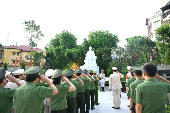 Đoàn Đại biểu Đảng uỷ Công an Trung ương dâng hoa tưởng niệm Chủ tịch Hồ Chí Minh