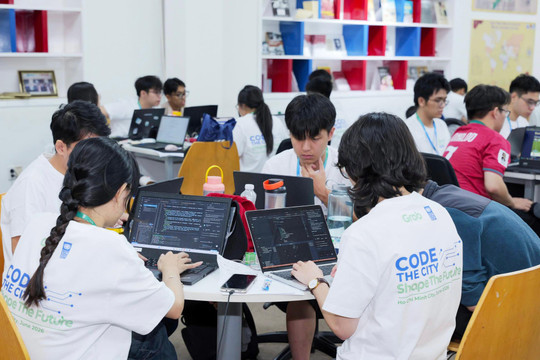 Thanh niên sáng tạo giải pháp số cho đô thị xanh và giao thông tiếp cận tại GRAB the Future Hackathon 2026