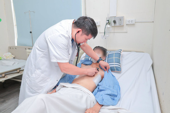 Tưởng chỉ "ngực hơi lõm", bé trai 13 tuổi bị dị tật chèn ép tim, phổi