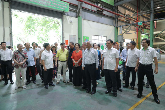 Câu lạc bộ Cựu đại biểu Quốc hội thăm Công ty Cổ phần Nhựa Thiếu niên Tiền Phong