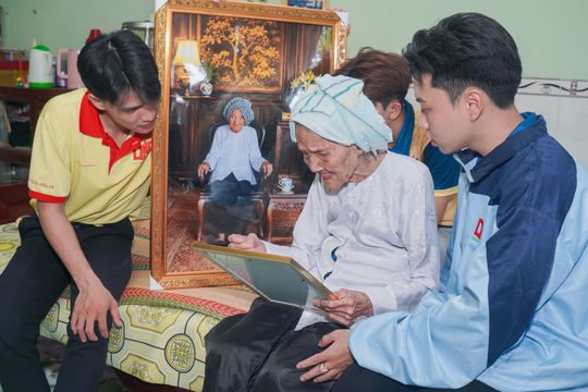 Đồng Tháp: Sinh viên tình nguyện phục dựng ảnh Liệt sĩ và Mẹ Việt Nam Anh hùng