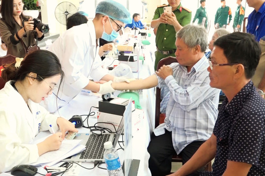 Lấy mẫu ADN xác minh thân nhân liệt sĩ Huỳnh Văn Quên vừa tìm thấy tại công viên Lê Thị Riêng