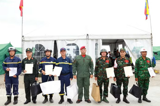 Vietnamese rescuers awarded "Hero of Venezuela" medal