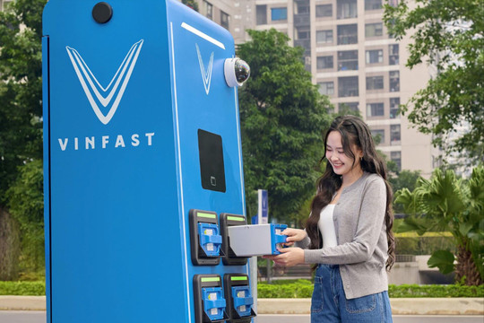 Chủ xe VinFast kể chuyện “một người đi xe điện, cả nhà bỏ xe xăng”