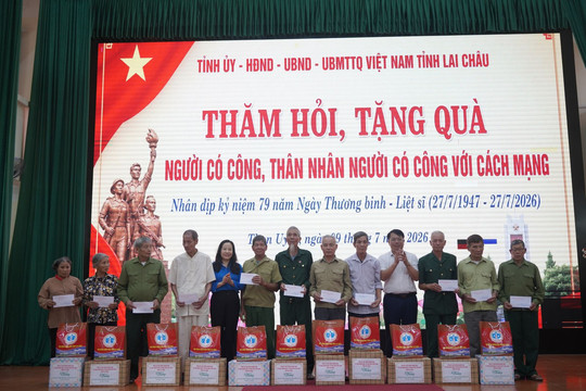 Phó QQ88k Game Bài Link QQ88c HĐND tỉnh Lai Châu Tẩn Thị Quế thăm, tặng quà người có công, thân nhân người có công