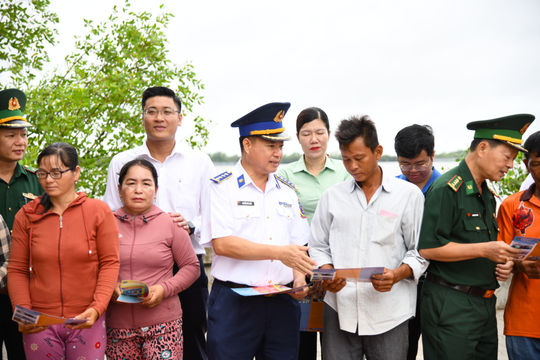Vùng Cảnh sát biển 3 đẩy mạnh tuyên truyền pháp luật về biển, đảo và chống khai thác IUU