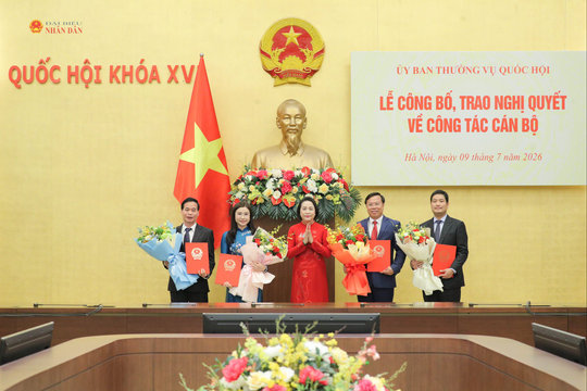 Phó Chủ tịch Quốc hội Nguyễn Thị Thanh dự Lễ trao các Nghị quyết về công tác cán bộ
