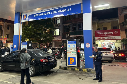 Hà Nội: Lực lượng quản lý thị trường tăng cường kiểm tra, giám sát hoạt động kinh doanh xăng dầu