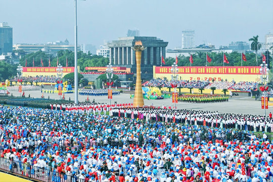 Con người - trung tâm của quỹ đạo phát triển