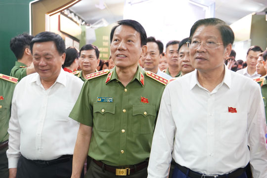 Bộ trưởng Lương Tam Quang cùng các đại biểu tham quan triển lãm kỷ niệm 80 năm Ngày truyền thống lực lượng An ninh nhân dân