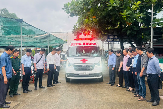 Vụ lật ca nô trên biển: Đưa 15 nạn nhân về đất liền