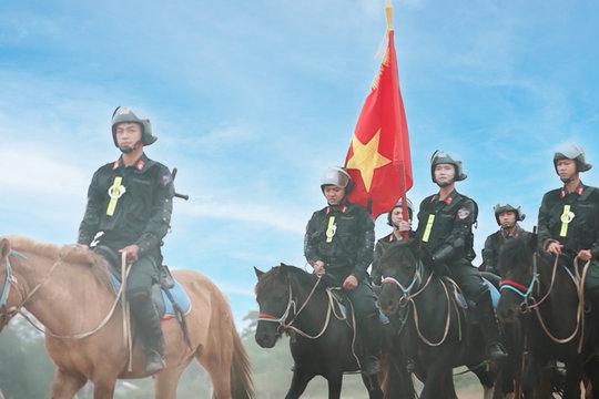 Những chiến mã oai hùng vừa trở về quê hương sau 6 năm đồng hành cùng Đoàn CSCĐ Kỵ binh