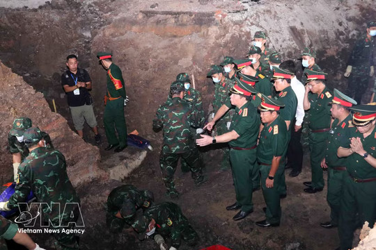 Senior military officer inspects martyrs’ remains search at Le Thị Rieng Park
