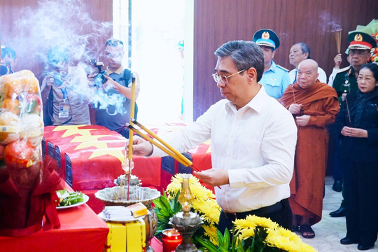 TP. Hồ Chí Minh: Ủy ban MTTQ Việt Nam dâng hương liệt sĩ và động viên lực lượng tìm kiếm, quy tập hài cốt liệt sĩ tại Công viên Lê Thị Riêng