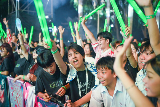 Hàng nghìn bạn trẻ “cháy” hết mình trong không gian âm nhạc bùng nổ “VPBank Live the Vibe - Move Together”