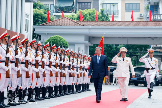 Top leader calls for building elite, modern, humane prison management police force