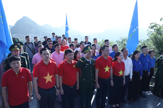 Hô vang khẩu hiệu "Vì Tổ quốc Việt Nam giàu mạnh và văn minh - Thanh niên tiến!" tại địa đầu cực Bắc thiêng liêng