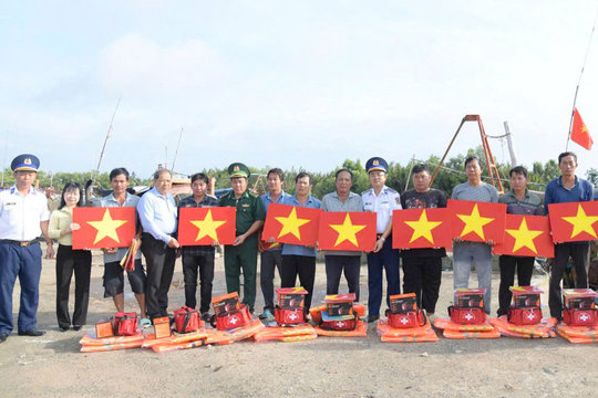 Vùng Cảnh sát biển 3 đồng hành cùng ngư dân chống khai thác IUU