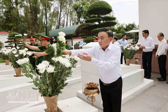 Senior Party official offers incense at Kim Lien, Dong Loc memorial sites