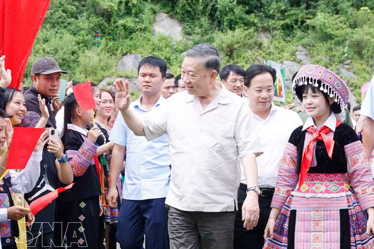 Top leader calls for stronger public participation in safeguarding national security