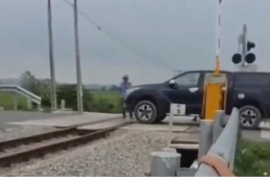 Nghệ An: Nữ tài xế vượt rào chắn đường sắt bị tước giấy phép lái xe, phạt 19 triệu đồng