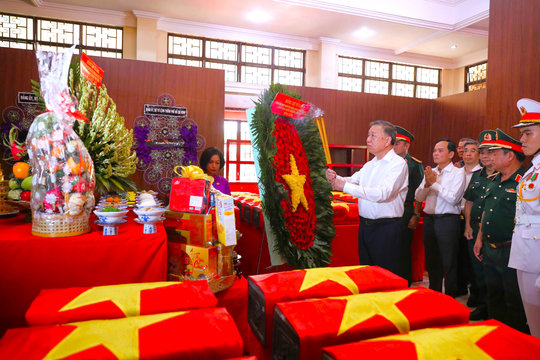 Tổng Bí thư, Chủ tịch nước Tô Lâm dâng hương Anh hùng liệt sĩ tại công viên Lê Thị Riêng