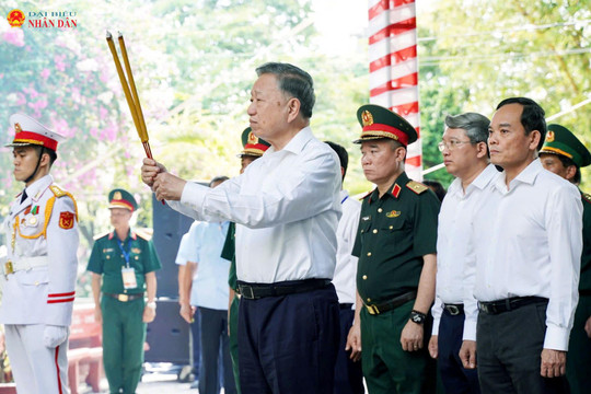 Tổng Bí thư, Chủ tịch nước Tô Lâm dâng hương tưởng niệm Anh hùng liệt sĩ tại công viên Lê Thị Riêng