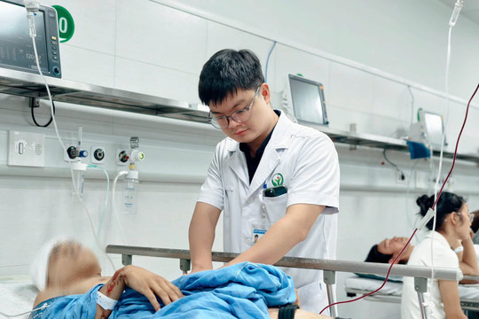 Bệnh viện Hữu nghị Việt Đức cấp cứu nhiều nạn nhân vụ ô tô khách lao khỏi cao tốc
