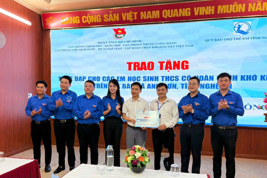 Đoàn thanh niên Quốc hội cùng các đơn vị Đoàn trao tặng xe đạp cho học sinh Nghệ An, tri ân các Anh hùng liệt sĩ tại Ngã ba Đồng Lộc