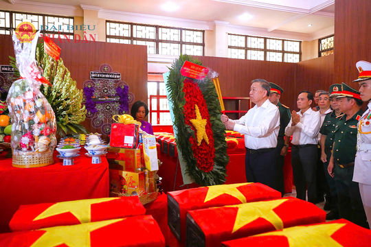 Tổng Bí thư, Chủ tịch nước Tô Lâm dâng hương Anh hùng liệt sĩ tại công viên Lê Thị Riêng