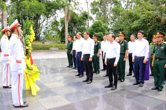 Đoàn đại biểu tỉnh Thái Nguyên dâng hương tri ân các Anh hùng liệt sĩ tại Cao Bằng