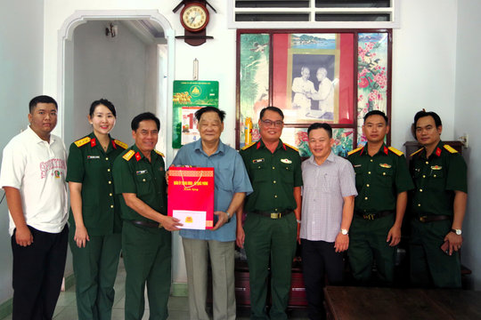Bộ Chỉ huy Quân sự tỉnh An Giang thăm, tặng quà gia đình chính sách