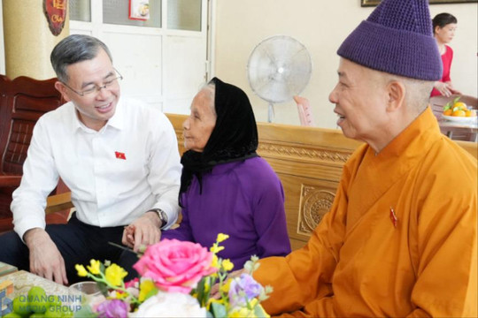 Đoàn ĐBQH tỉnh Quảng Ninh thăm, tặng quà người có công tại phường Việt Hưng, Bãi Cháy