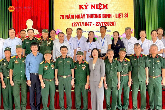 Phó Thủ tướng Phan Văn Giang và Phó Chủ tịch Quốc hội Nguyễn Thị Thanh thăm, tặng quà tại Cơ sở Điều dưỡng thương binh Nho Quan