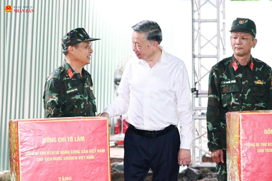 Tổng Bí thư, Chủ tịch nước Tô Lâm thăm, động viên lực lượng thực hiện nhiệm vụ tìm kiếm, quy tập hài cốt liệt sĩ tại công viên Lê Thị Riêng
