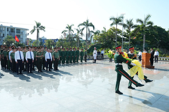 Bộ trưởng Lương Tam Quang dâng hương tri ân các Anh hùng liệt sỹ, thăm, tặng quà các gia đình chính sách và người có công tại tỉnh Gia Lai
