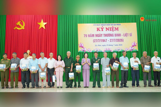 Phó Chủ tịch Quốc hội Nguyễn Thị Thanh thăm, tặng quà người có công tại Đắk Lắk
